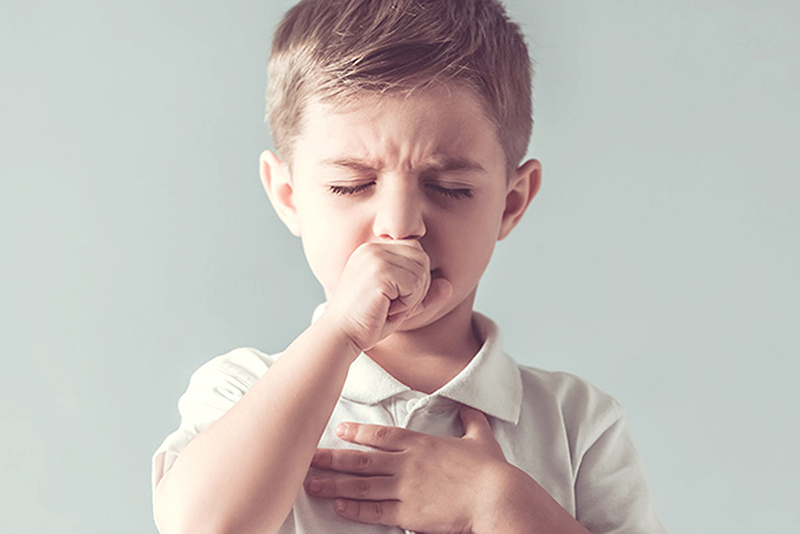 Trẻ bị ho trong bệnh viêm phổi